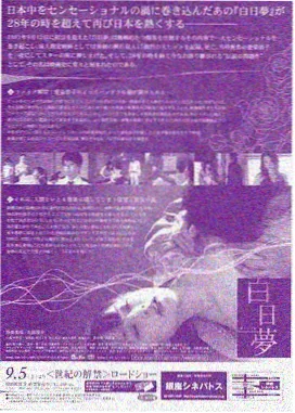 长街灯影 剧照：夜晚长街两侧的串灯